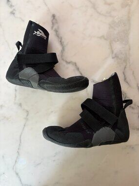 Patagonia surf wetsuit booties R5 (Size 7 Unisex)